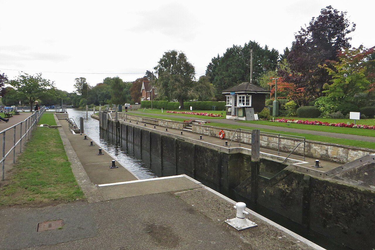 Shepperton Lock in Shepperton